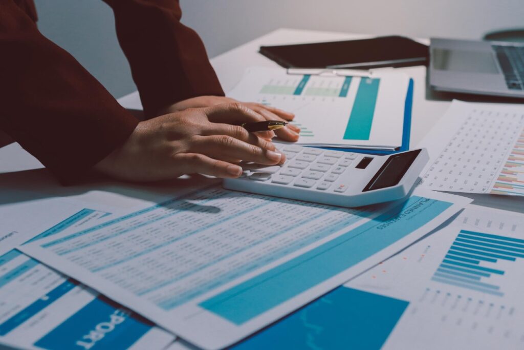 Biura rachunkowe są narażone na szereg specyficznych ryzyk, które wynikają zarówno z natury prowadzonej działalności, jak i z odpowiedzialności wobec klientów