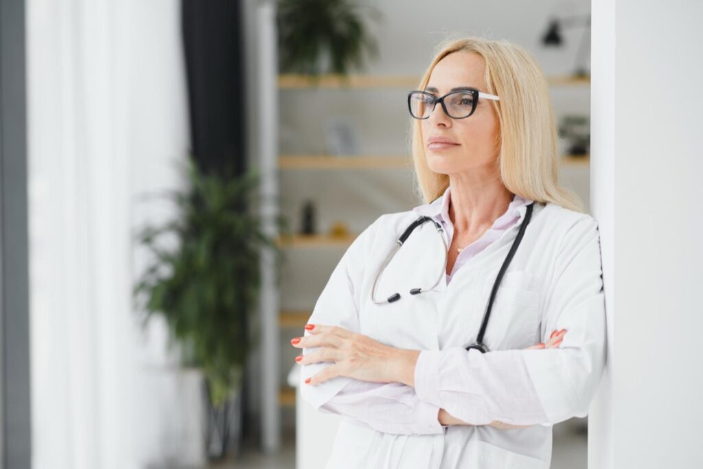 Ubezpieczenie zawodowe dla lekarzy ma za zadanie chronić przed skutkami finansowymi wynikającymi z ewentualnych roszczeń pacjentów dotyczących błędów medycznych